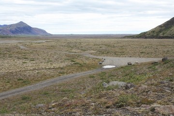 blick auf die strasse 984 vom parkplatz beim hoffellsjoekull