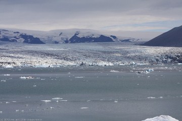 blick vom ufer des joekulsarlon auf den breidamerkurjoekull