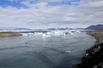 eisberge treiben in den kanal vom joekulsarlon zum meer