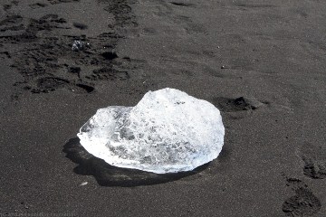 eisblock aus dem joekulsarlon am strand