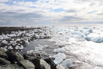 eisbloecke aus dem joekulsarlon am strand