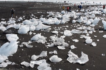 eisbloecke aus dem joekulsarlon am strand