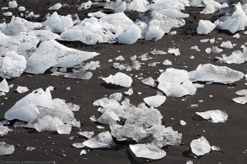 eisbloecke aus dem joekulsarlon am strand
