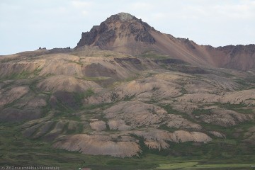 blick bei abenddaemmerung vom campingplatz bei bakkagerdi richtung svartfell