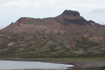 blick bei abenddaemmerung vom campingplatz bei bakkagerdi richtung svartfell