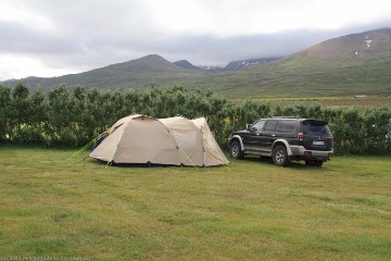 unser zelt und unser mitsubishi pajero auf dem campingplatz bei bakkagerdi