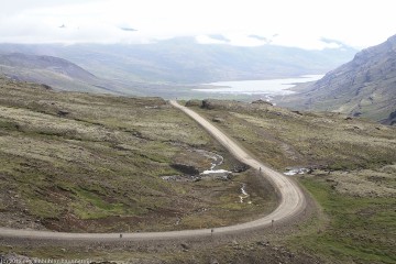 strasse 939 zwischen berufjoerdur und egilsstadir mit lagarfljot im hintergrund