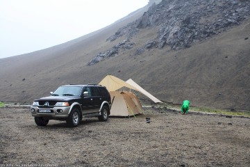 unser mitsubishi pajero und unser zelt mit regendach auf dem campingplatz dreki beim askia