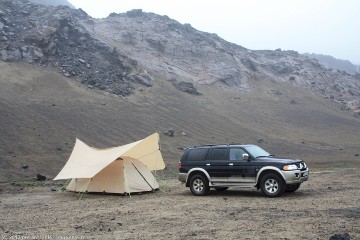 unser mitsubishi pajero und unser zelt mit regendach auf dem campingplatz dreki beim askia
