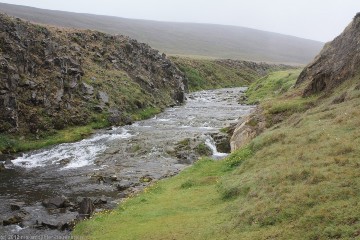 fluss mit kaltem wasser bei laugarvellir