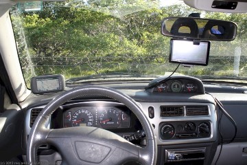 GARMIN Montana 650t (links) und GARMIN Nuvi 2585TV mit frontkamera (unter dem rueckspiegel) in unserem mitsubishi pajero