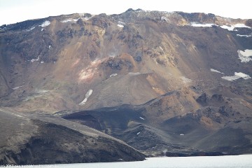 auf dem askja-drekagil trail entlang des oeskjuvatn