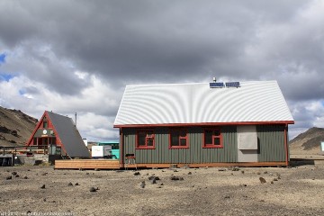 massenlager und sanitaergebaeude des campingplatz dreki