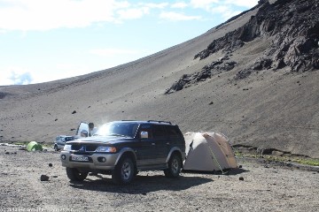 unser mitsubishi pajero und unser zelt auf dem campingplatz dreki beim askja