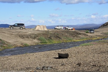 unser mitsubishi pajero und unser zelt auf dem campingplatz dreki beim askja