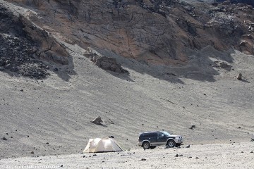 unser mitsubishi pajero und unser zelt auf dem campingplatz dreki beim askja