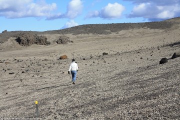 susanne auf einem pfad durch die steinwueste suedlich des campingplatz dreki beim askja