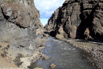 fluss und kleines tal hinter dem campingplatz dreki beim askja