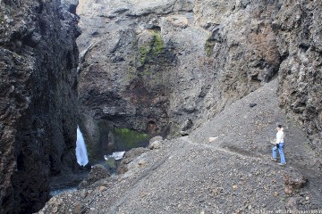 wasserfall im kleinen tal hinter dem campingplatz dreki beim askja