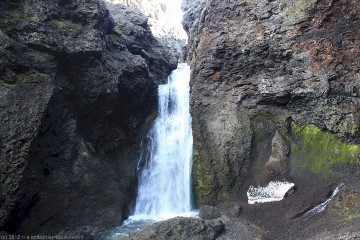 wasserfall im kleinen tal hinter dem campingplatz dreki beim askja
