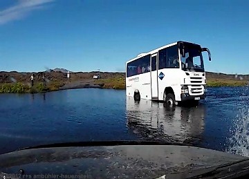 flussdurchquerung mit unserem mitsubishi pajero auf der hochlandpiste F88 - aufgenommen mit der frontkamera