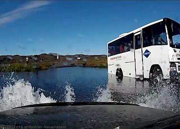 flussdurchquerung mit unserem mitsubishi pajero auf der hochlandpiste F88 - aufgenommen mit der frontkamera