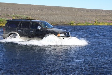 unser mitsubishi pajero in der furt der F88