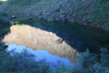 reflektion im kleinen see beim aussichtspunkt botnsjoern im asbyrgi nationalpark