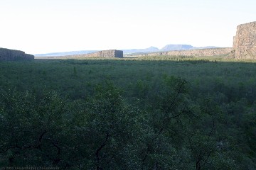 blick in das hufeisen im asbyrgi nationalpark vom aussichtspunkt utsynisstadur