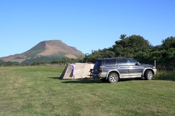 unser mitsubishi und unser zelt auf dem campingplatz lundur