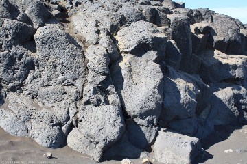 lavagestein bei den wasserfaellen dettifoss und selfoss