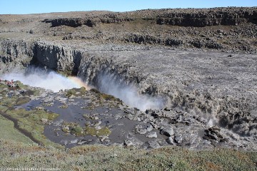 regenbogen ueber dem dettifoss