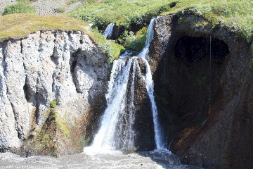 wasserfall in der schlucht des joekulsa a fjoellum vom aussichtspunkt katlar bei holmatungur