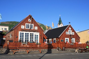 restaurant mit terrasse beim hafen in husavik