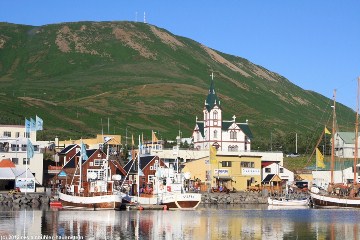 hafen und kirche in husavik