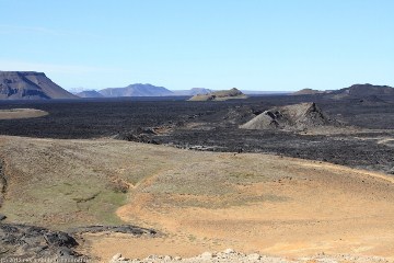 krater und erstarrter lavastrom in der geothermisch aktiven zone leirhnjukur bei krafla