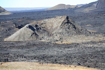 krater und erstarrter lavastrom in der geothermisch aktiven zone leirhnjukur bei krafla