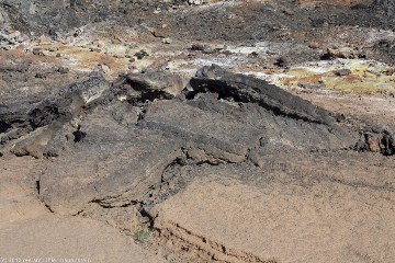 aufgebrochene lavaplatte in der geothermisch aktiven zone leirhnjukur bei krafla
