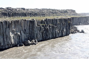 basaltsaeulen am ufer des selfoss