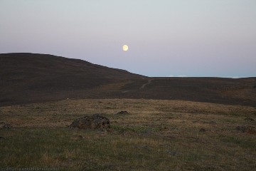mond in der abenddaemmerung ueber laugafell