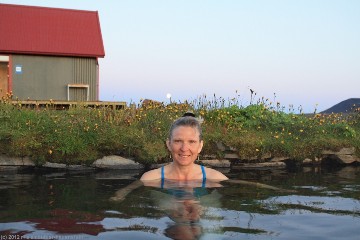 susanne im pool bei laugafell in der abenddaemmerung