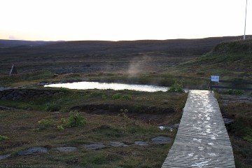 pool bei laugafell in der abenddaemmerung