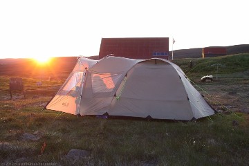 unser zelt bei sonnenuntergang auf dem campingplatz laugafell