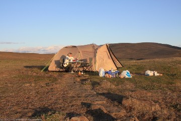 susanne vor unserem zelt auf dem campingplatz laugafell