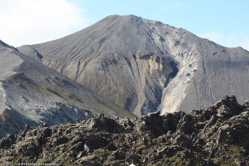 markanter berg blahnukur bei landmannalaugar