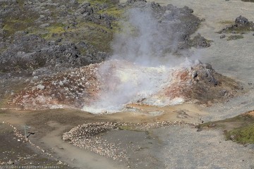 hot spring am rand der laugahraun lava bei landmannalaugar