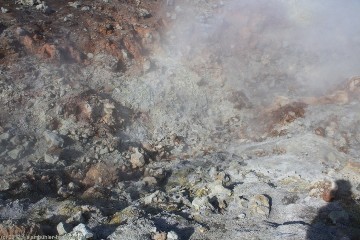 hot spring am rand der laugahraun lava bei landmannalaugar