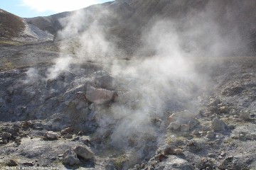 dampf ueber der hot spring am rand der laugahraun lava bei landmannalaugar