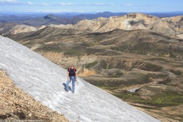 susanne in einem kleinen schneefeld am skalli bei landmannalaugar