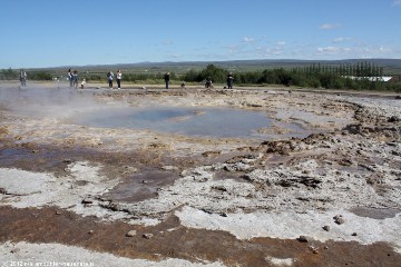 warten auf den naechsten ausbruch des geysir
